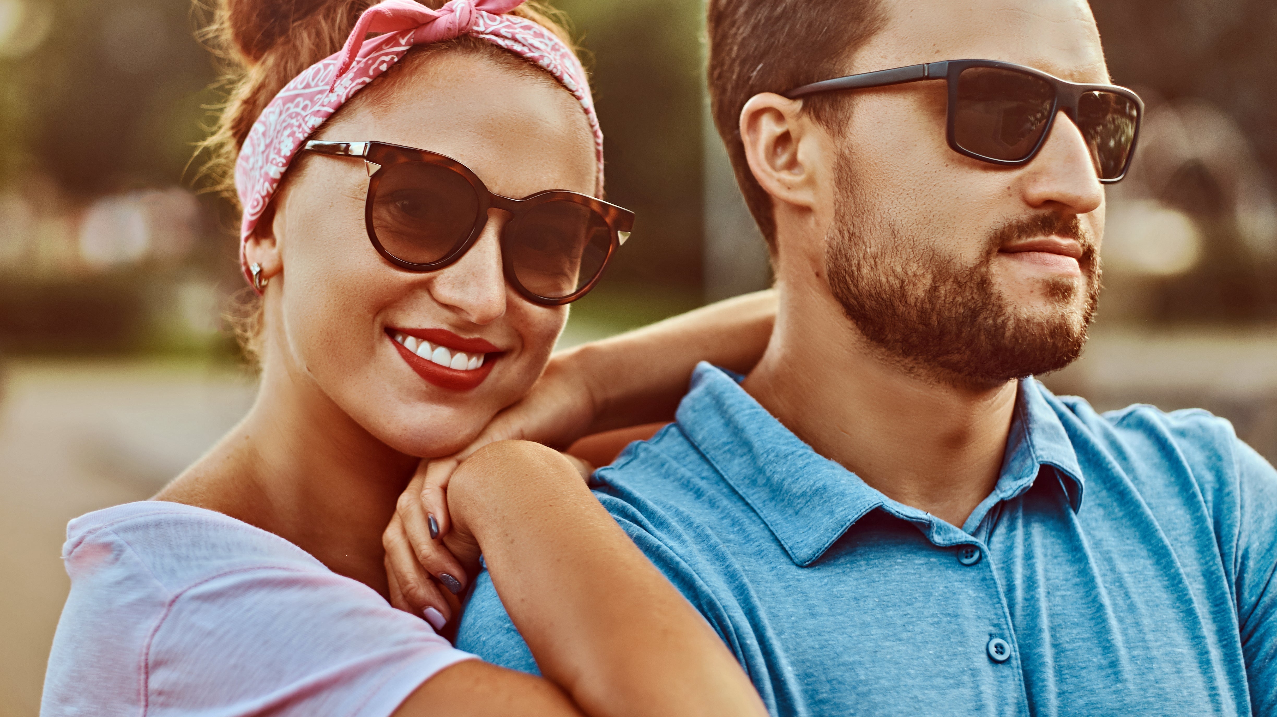 Ζευγάρι με γυαλιά ηλίου που παρουσιάζει την εφαρμογή unisex σχεδίων