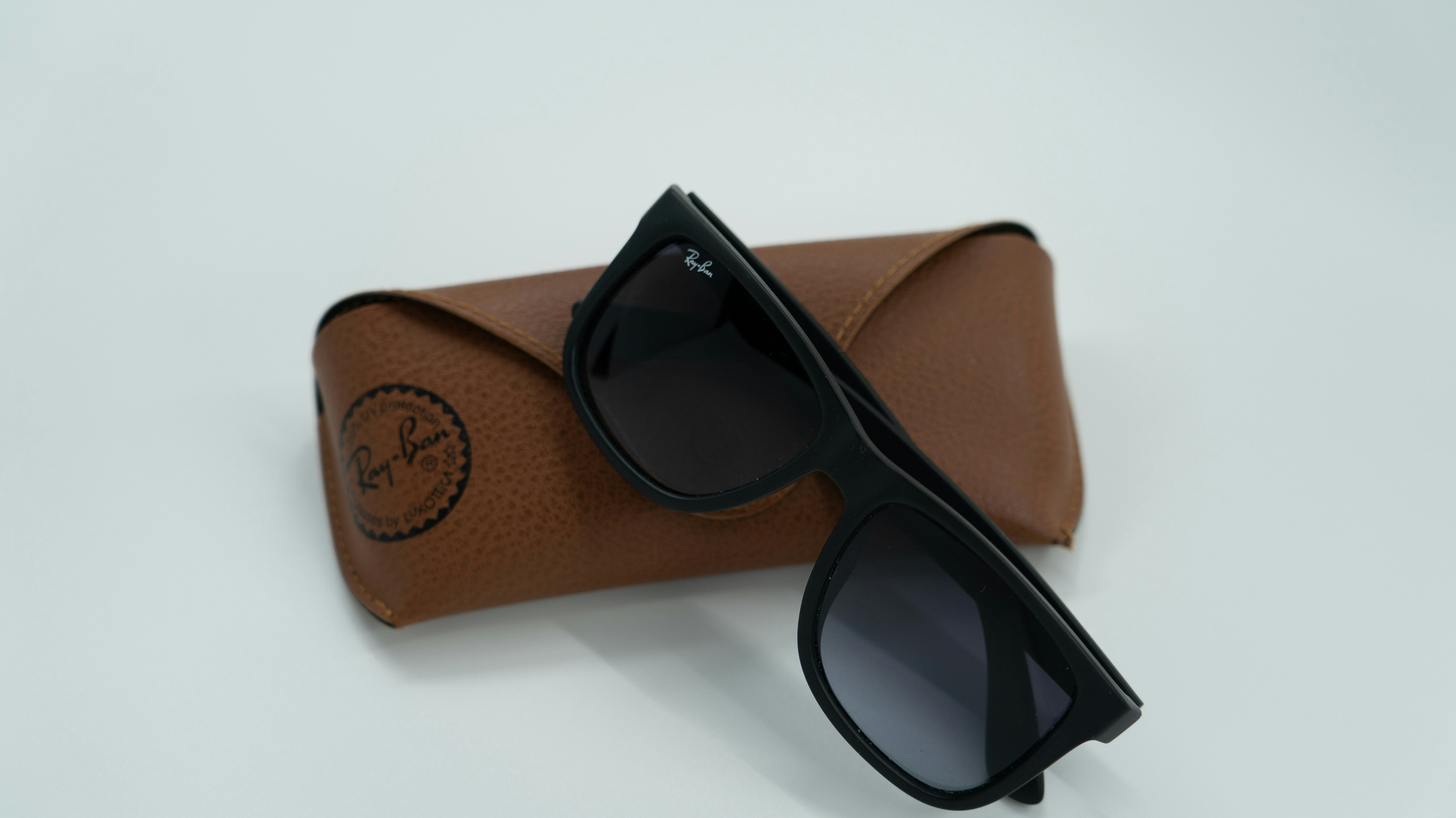 Γυαλιά ηλίου μέσα στη θήκη τους σε εικόνα που συνοδεύει τον οδηγό επιλογής UV προστασίας και σκελετού