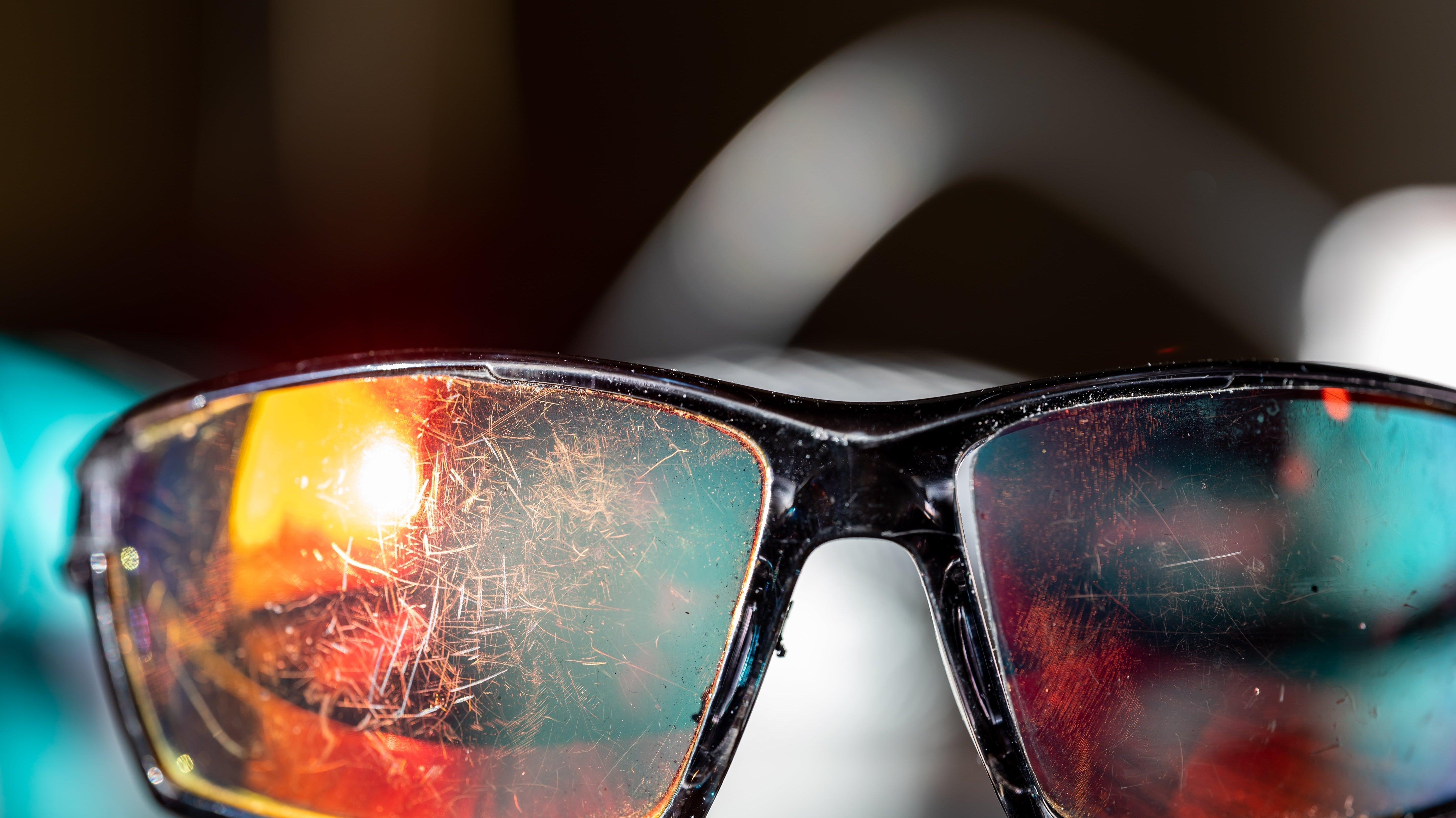 Γυαλιά ηλίου με φθαρμένο φακό που χρειάζονται σωστό καθαρισμό και συντήρηση