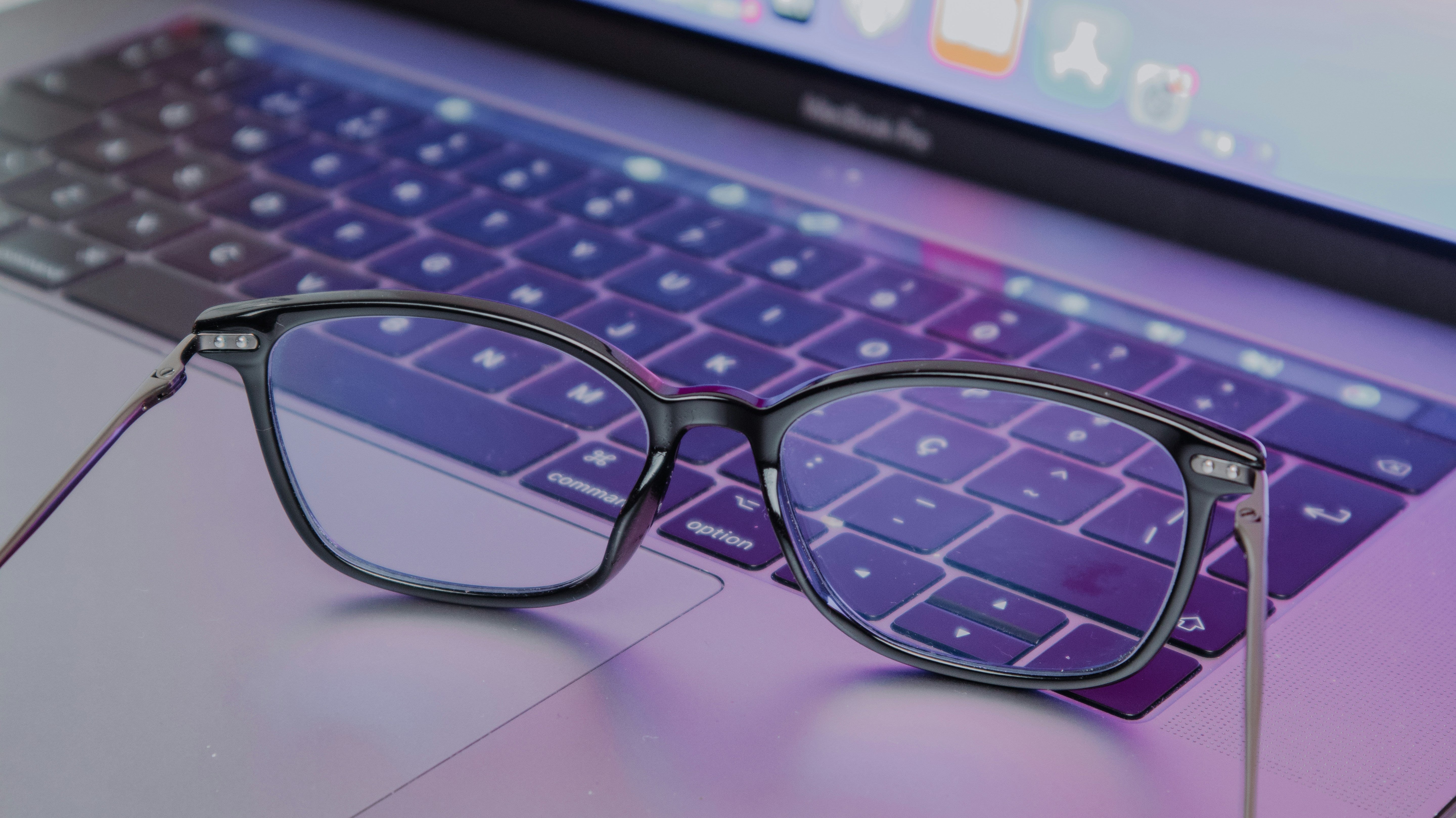Γυαλιά με φίλτρο μπλε φωτός μπροστά σε οθόνη υπολογιστή