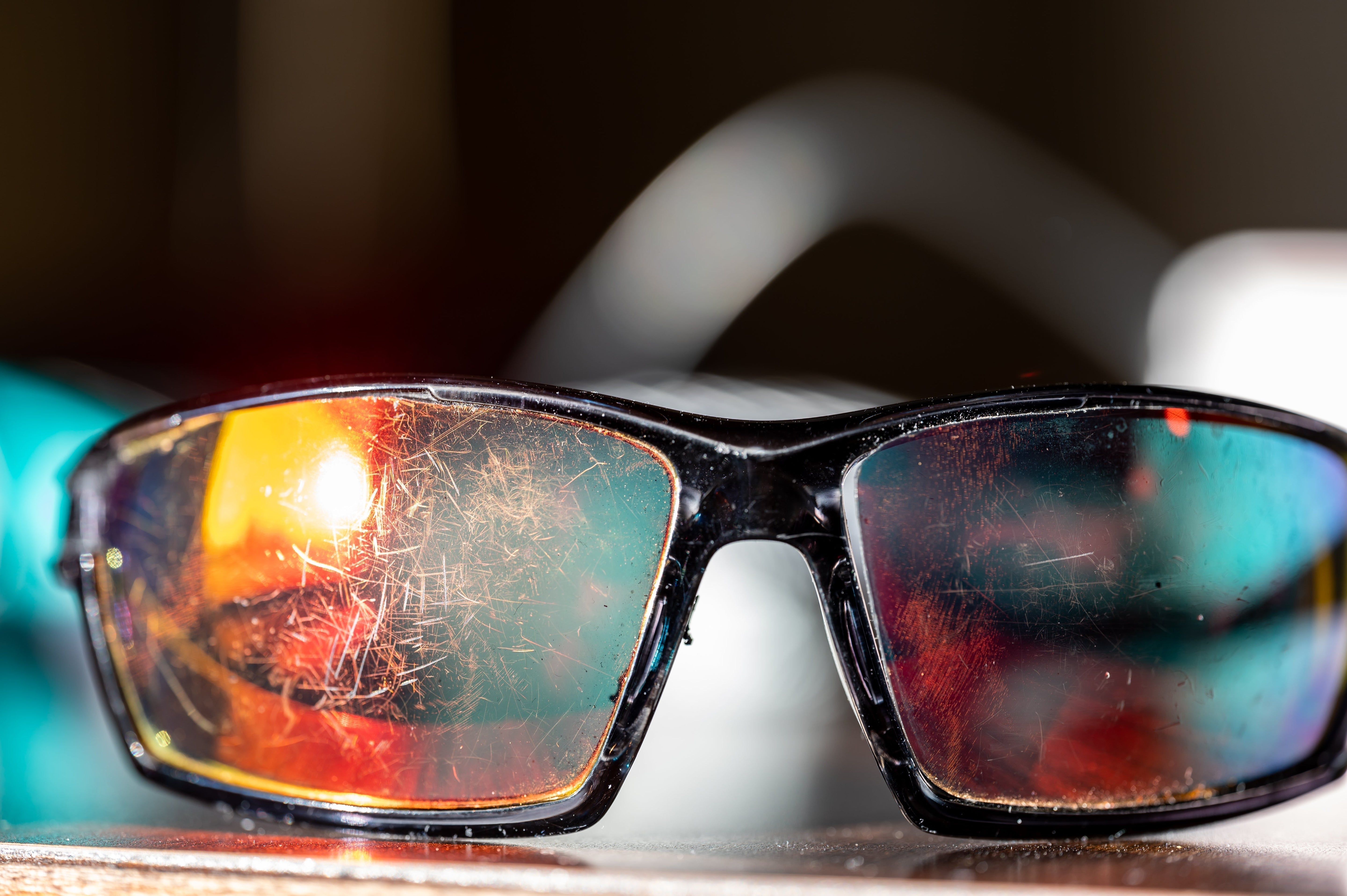 Γυαλιά ηλίου με φθαρμένο φακό που χρειάζονται σωστό καθαρισμό και συντήρηση