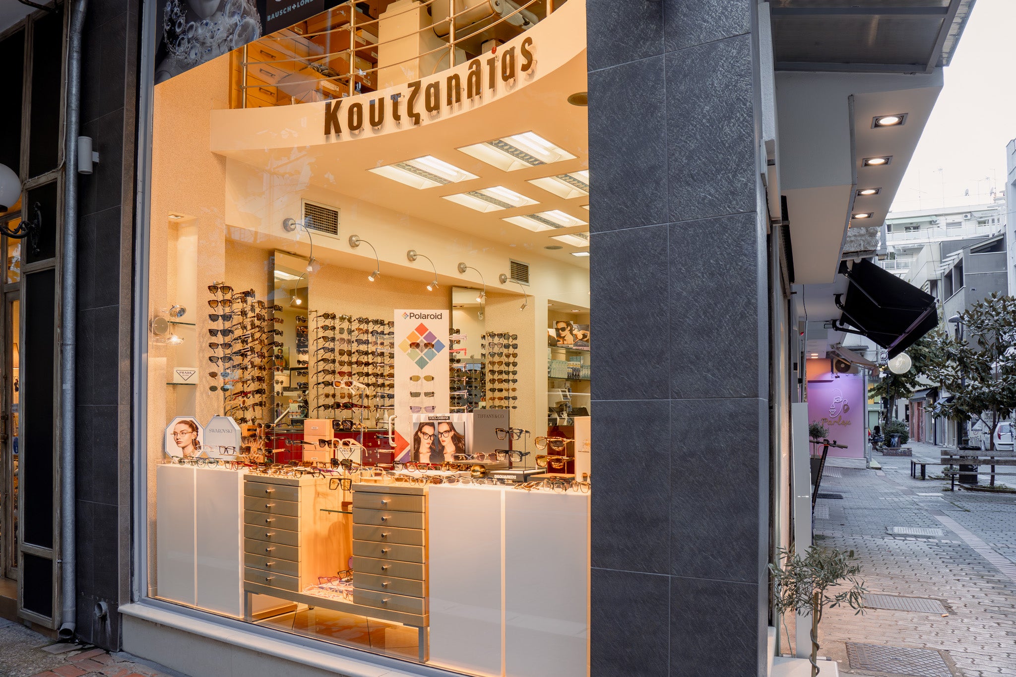 Κατάστημα Οπτικά Κουτζαηλίας με σύγχρονη βιτρίνα και επώνυμα γυαλιά